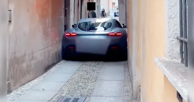 Imagem ilustrativa da notícia Vídeo: motorista "vacilão" entala Ferrari em viela