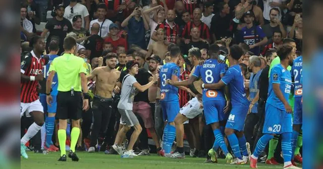Imagem ilustrativa da notícia Vídeo: jogadores reagem e torcida invade campo no francês