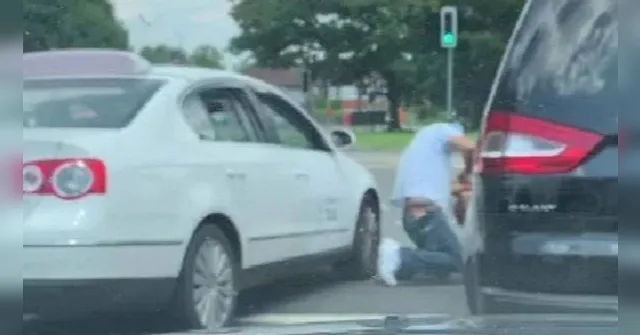 Imagem ilustrativa da notícia Prefeito agride taxista que o fechou em trânsito