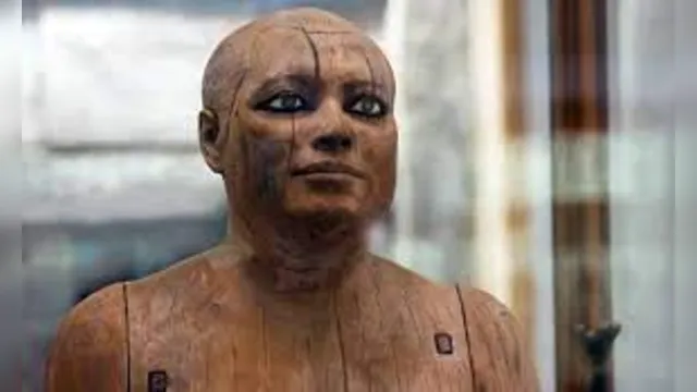 Imagem ilustrativa da notícia Estátua de madeira com olhos de cristal é achada no Egito