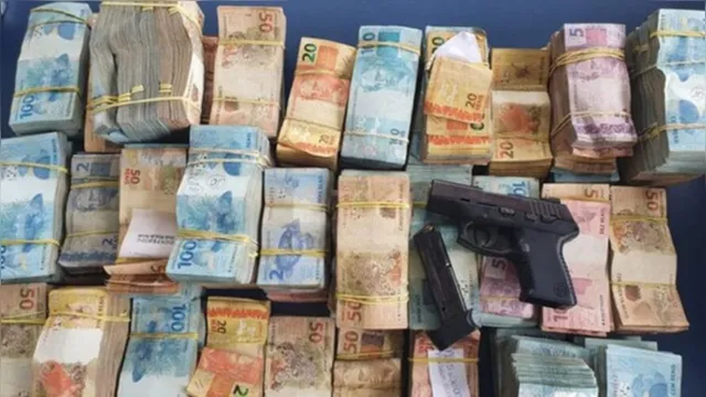 Imagem ilustrativa da notícia Homem é preso com bolada de R$ 697 mil e pistola carregada