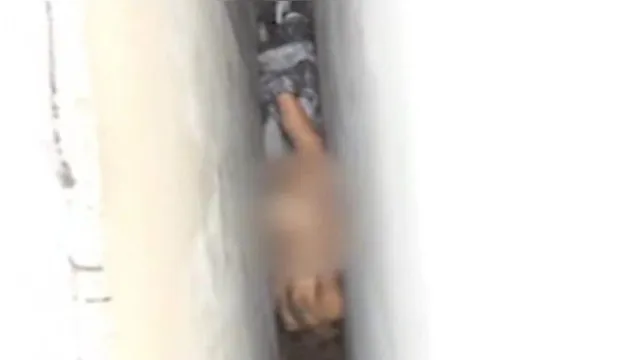 Imagem ilustrativa da notícia Mulher nua é resgatada ao ficar presa em beco de 20 cm 