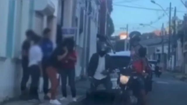 Imagem ilustrativa da notícia De terno, ladrão rouba celulares em Belém; assista!