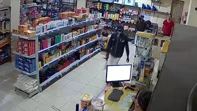 Imagem ilustrativa da notícia Vídeo: Criminosos roubam e agridem funcionário de mercadinho