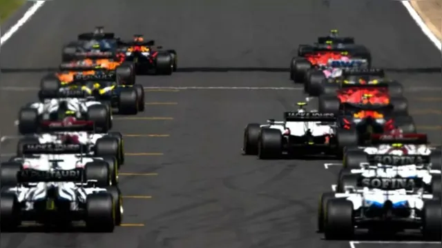 Imagem ilustrativa da notícia Após punição, Hamilton vence o GP da Inglaterra de F1
