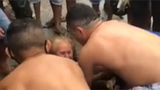 Imagem ilustrativa da notícia Vídeo: mulher cai em bueiro e é arrastada pelas água no Pará