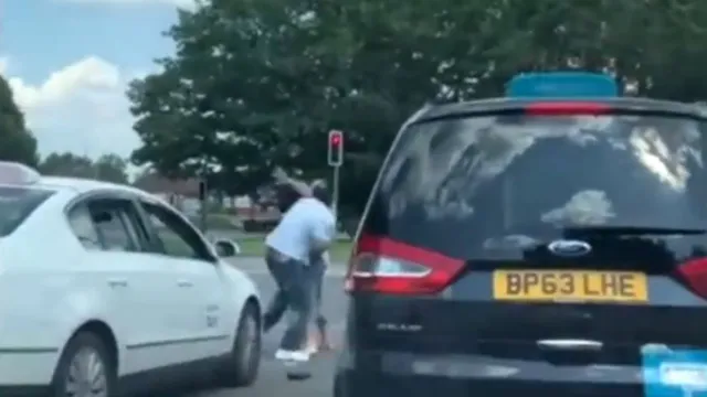 Imagem ilustrativa da notícia Vídeo: prefeito "sai no soco" com taxista após discussão