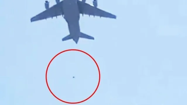 Imagem ilustrativa da notícia Vídeo mostra pessoas caindo de avião americano em Cabul
