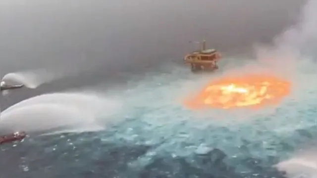 Imagem ilustrativa da notícia 'Olho de fogo" aparece no meio do mar e assusta internautas