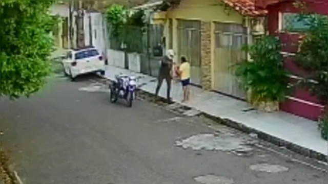 Imagem ilustrativa da notícia Criminosos agem à luz do dia para roubar pedestres; assista!