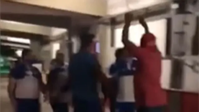 Imagem ilustrativa da notícia Vídeo: Torcida invade vestiário do Náutico-PE após goleada