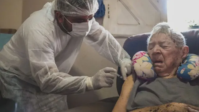 Imagem ilustrativa da notícia Idoso de 104 anos recebe vacina contra a H1N1 em Santarém