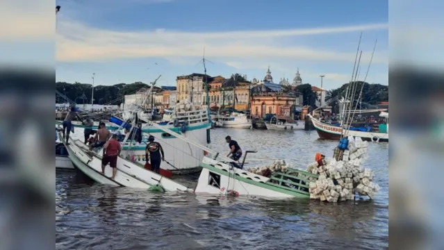 Imagem ilustrativa da notícia Barco pesqueiro afunda no Ver-O-Peso; veja o vídeo!