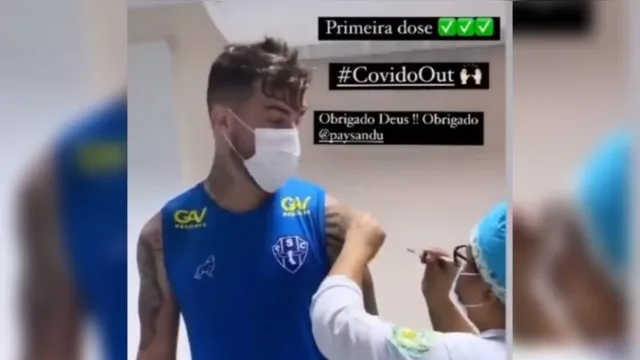 Imagem ilustrativa da notícia Jogadores do Paysandu recebem vacina e volante viraliza