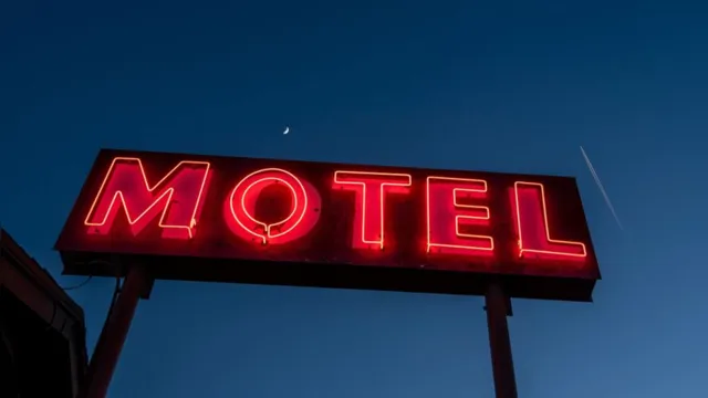 Imagem ilustrativa da notícia Love de médico e travestis termina em barraco no motel