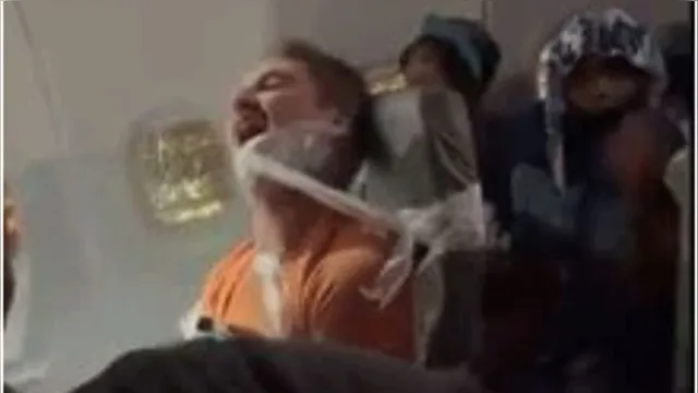 Imagem ilustrativa da notícia Homem é preso com fita após assédio em avião. Veja o vídeo