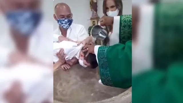 Imagem ilustrativa da notícia Menino reclama de padre no batizado e viraliza na web