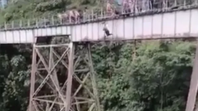 Imagem ilustrativa da notícia VÍDEO: Jovem morre ao saltar de bungee jump sem autorização