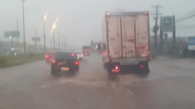 Imagem ilustrativa da notícia Vídeo: Rajadas de vento e forte chuva deixam Belém submersa