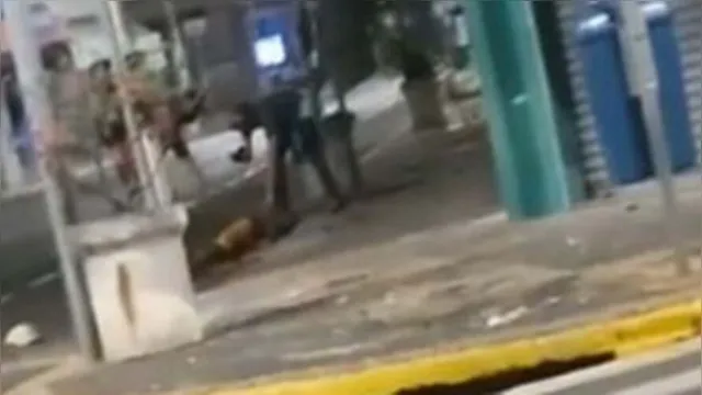 Imagem ilustrativa da notícia Vídeo: jovem perde pés ao acionar bomba deixada por bandidos