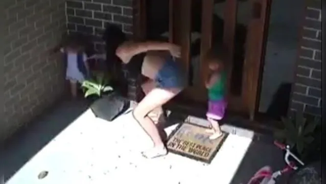 Imagem ilustrativa da notícia Vídeo: mãe salva filha de ataque de cobra mortal