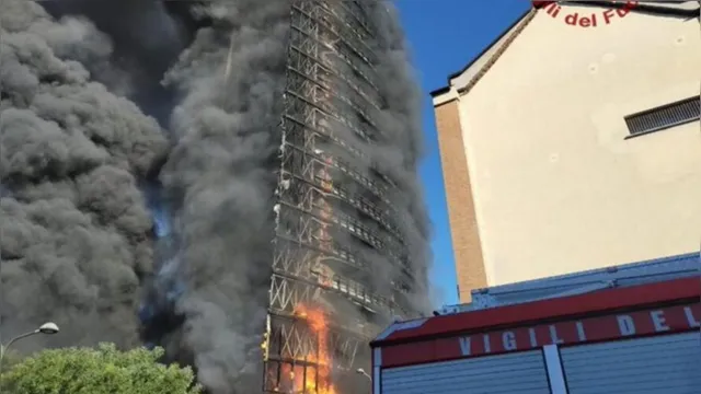 Imagem ilustrativa da notícia Vídeo: grande incêndio destrói prédio de 18 andares em Milão