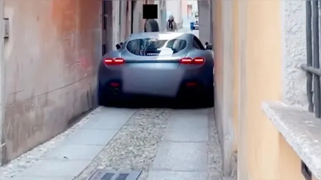 Imagem ilustrativa da notícia Vídeo: motorista "vacilão" entala Ferrari em viela