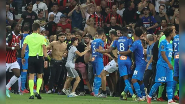 Imagem ilustrativa da notícia Vídeo: jogadores reagem e torcida invade campo no francês