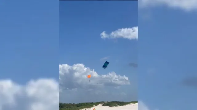 Imagem ilustrativa da notícia Vídeo: paraquedista morre ao cair nos Lençóis Maranhenses