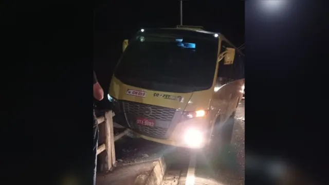 Imagem ilustrativa da notícia Vídeo: ônibus fica pendurado na ponte de Mosqueiro