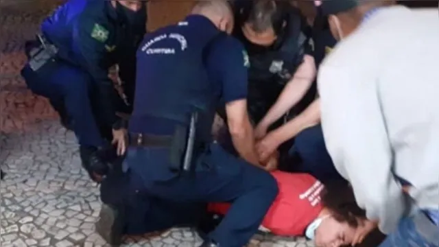 Imagem ilustrativa da notícia Vereador é preso após dar soco em homem durante manifestação