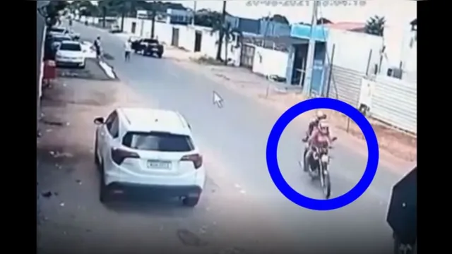Imagem ilustrativa da notícia Vídeo: assaltante quebra a perna após ser atropelada em fuga