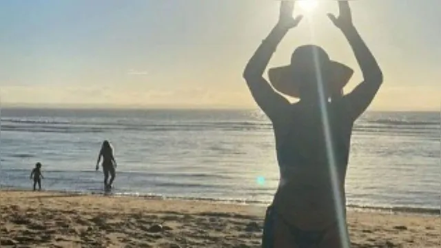 Imagem ilustrativa da notícia Ana Maria posa de biquíni na praia durante o pôr do sol