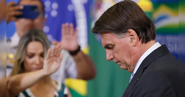 Imagem ilustrativa da notícia Bolsonaro se irrita com pergunta e puxa pai-nosso