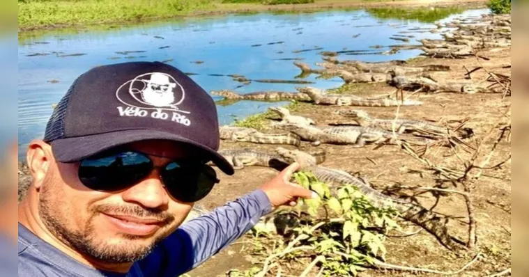 Imagem ilustrativa da notícia Vídeo: ciclista pedala em meio a jacarés no pantanal