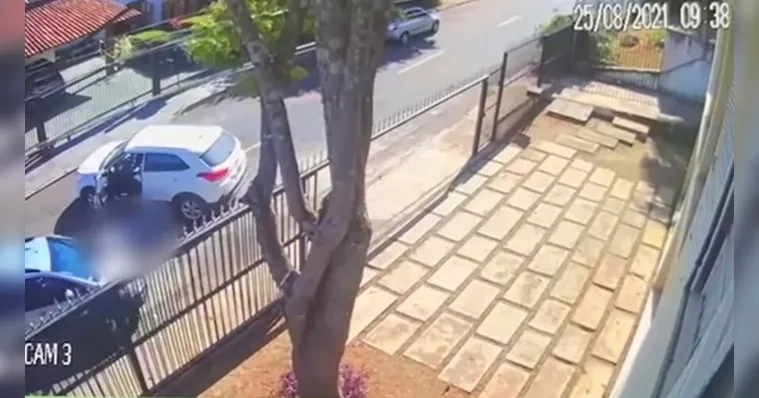 Imagem ilustrativa da notícia Advogada é atropelada após briga de trânsito; veja o vídeo!