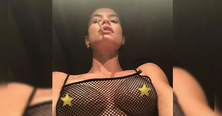 Imagem ilustrativa da notícia Alinne Moraes sensualiza com mamilos à mostra