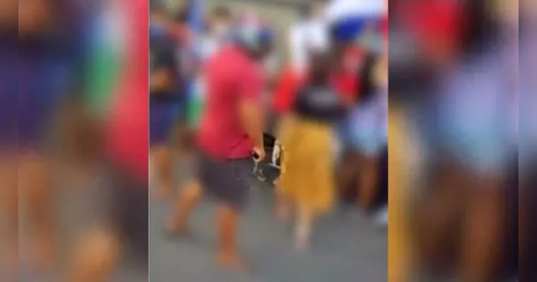 Imagem ilustrativa da notícia Homem puxa arma e ameaça mulheres durante protesto