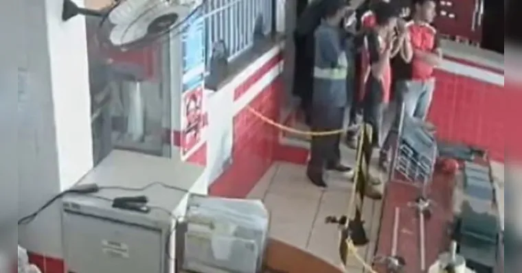 Imagem ilustrativa da notícia Assalto com refém chega ao fim após seis horas; veja o vídeo