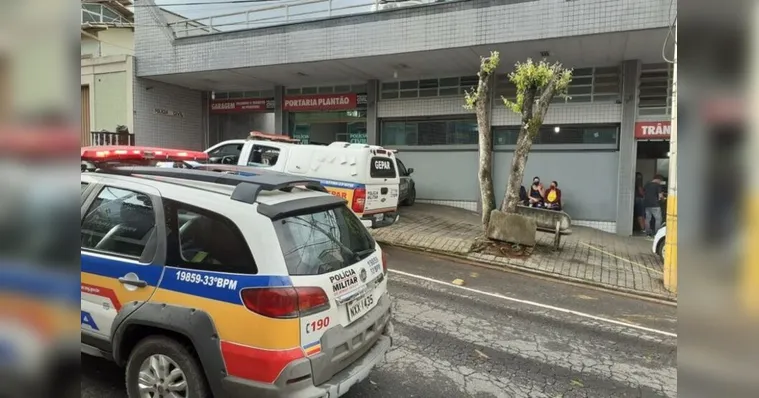 Imagem ilustrativa da notícia Mulher é arremessada na frente de carro em movimento  por ex