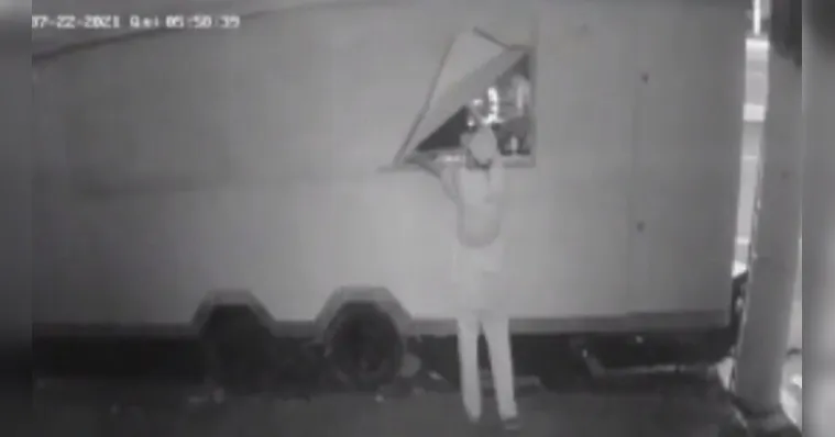 Imagem ilustrativa da notícia Vídeo: homem furta lanchonete de Belém durante madrugada
