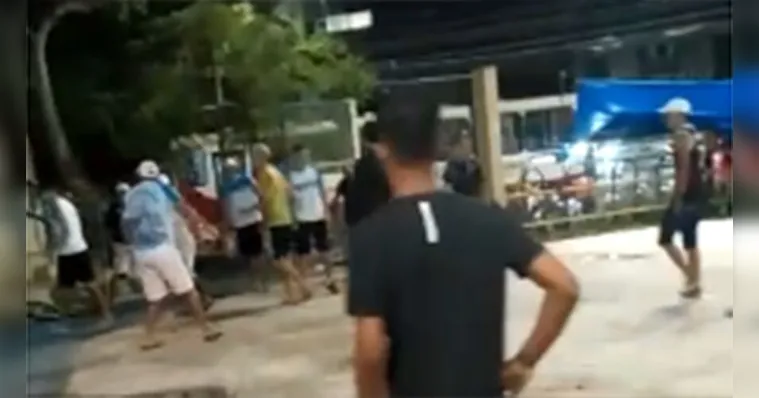 Imagem ilustrativa da notícia Vídeo: gangs se enfrentam em praça pública no Guamá