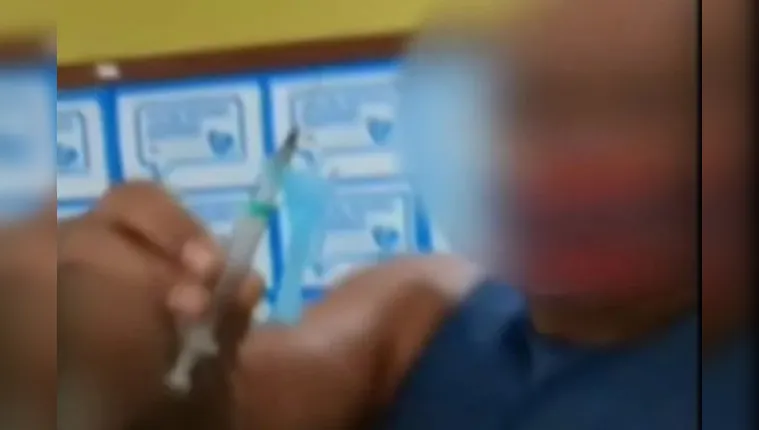 Imagem ilustrativa da notícia Vídeo: homem puxa seringa de enfermeira e aplica em si