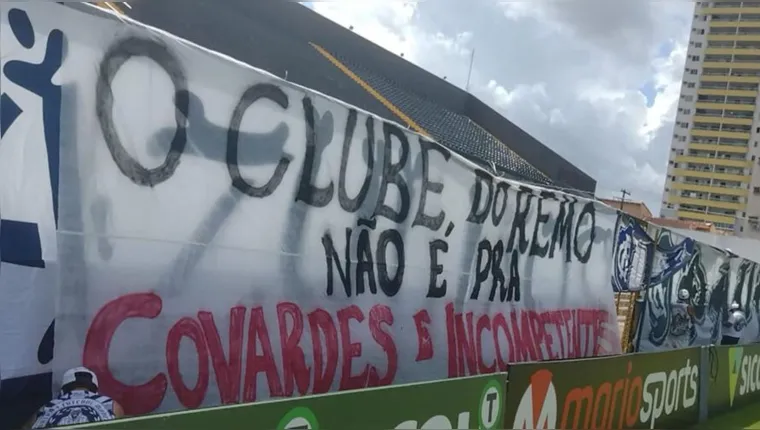 Imagem ilustrativa da notícia Torcida protesta no Baenão antes de jogo do Clube do Remo