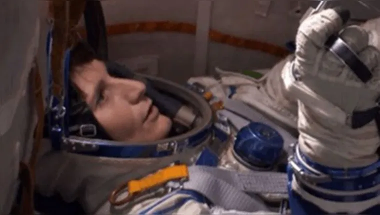 Imagem ilustrativa da notícia Vídeo: astronauta vê OVNI de dentro da nave e se desespera