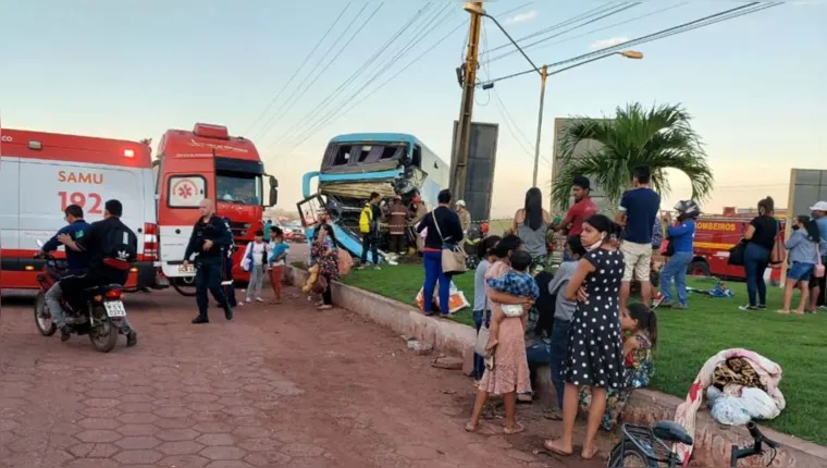 Imagem ilustrativa da notícia Motorista de ônibus morre em colisão com carreta no Pará