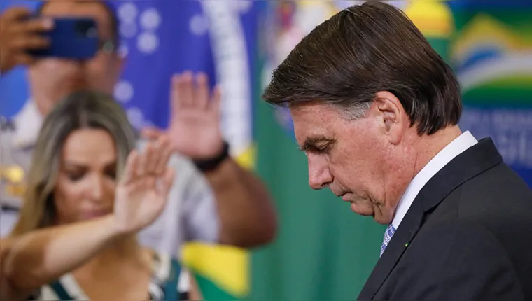 Imagem ilustrativa da notícia Bolsonaro se irrita com pergunta e puxa pai-nosso