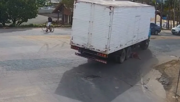 Imagem ilustrativa da notícia Vídeo: mulher é quase atingida por roda de caminhão