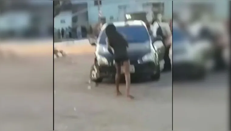 Imagem ilustrativa da notícia Vídeo: pastor "se esconde" e travesti quebra carro em Belém
