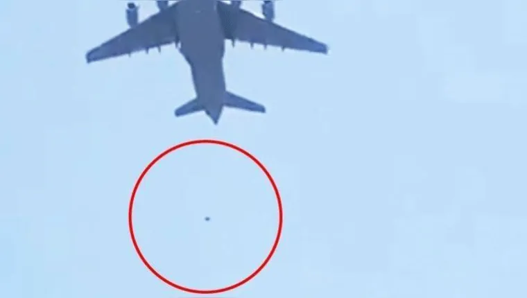 Imagem ilustrativa da notícia Vídeo mostra pessoas caindo de avião americano em Cabul